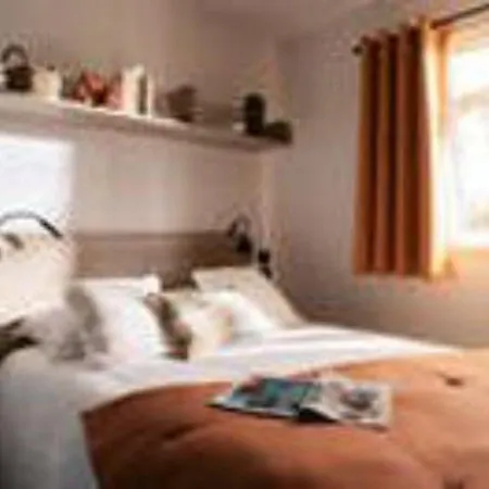 Au Bord Du Avec Terrasse, Idéal Pour 5 Personnes - Api-1-52-726 Camping *