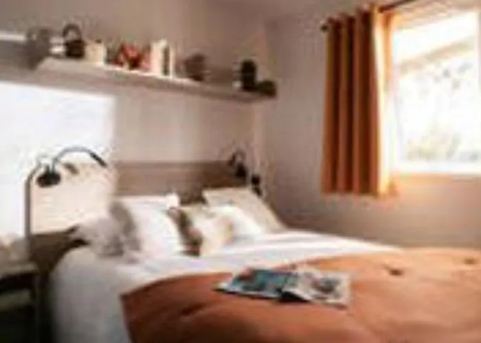 Au Bord Du Avec Terrasse, Ideal Pour 5 Personnes - Api-1-52-726 Campsite *